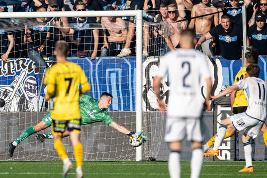 Elfsborgs målvakt Hakon Valdimarsson med en räddning