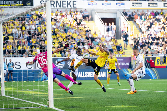 Elfsborgs Sebastian Holmen i kamp Djurgårdens målvakt