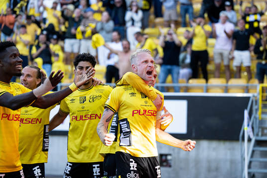 Elfsborgs Johan Larsson jublar