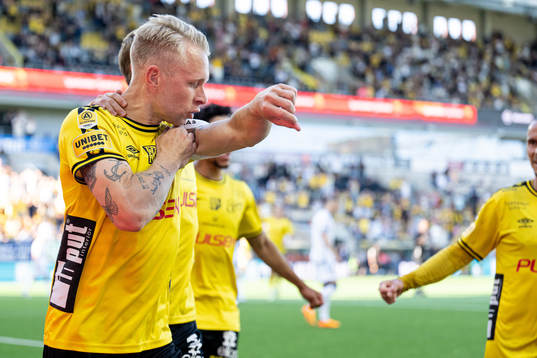 Elfsborgs Johan Larsson jublar