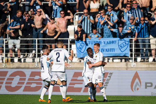 Djurgårdens Victor Edvardsen jublar med Joel Asoro