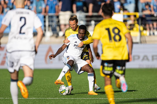 Elfsborgs Niklas Hult och Djurgårdens Joel Asoro
