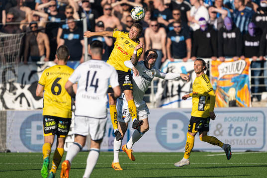 Elfsborgs Sebastian Holmen och Djurgårdens Oskar Fallenius