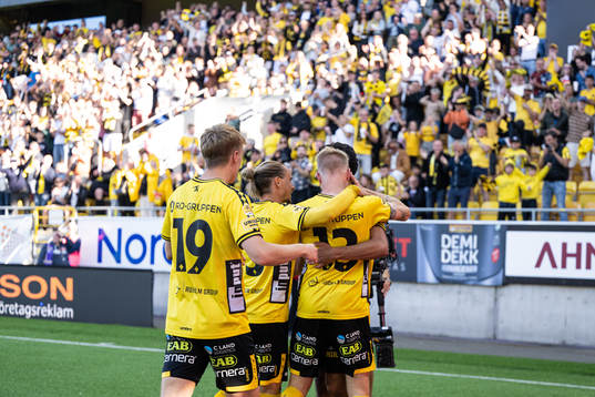 Elfsborgs spelare jublar med Johan Larsson