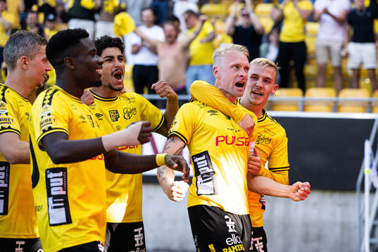 Elfsborgs Johan Larsson jublar med Jacob Ondrejka