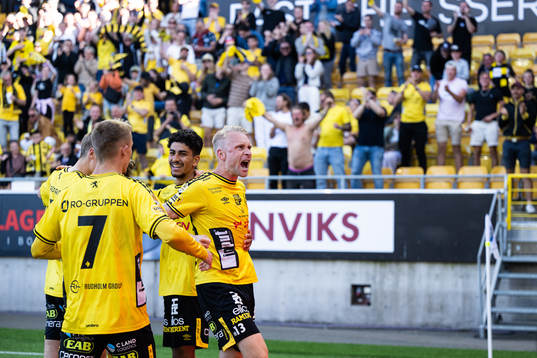 Elfsborgs Johan Larsson jublar