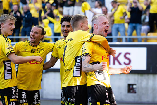 Elfsborgs Johan Larsson jublar med lagkamrater