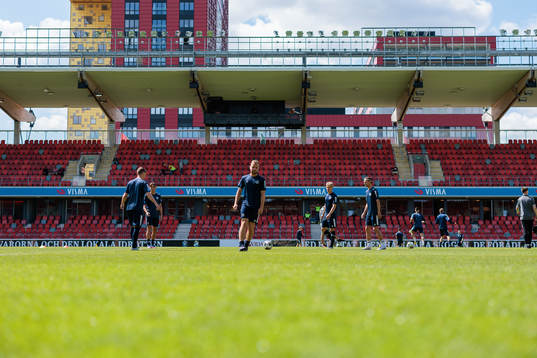 Utsiktens spelare värmer upp före fotbollsmatchen i