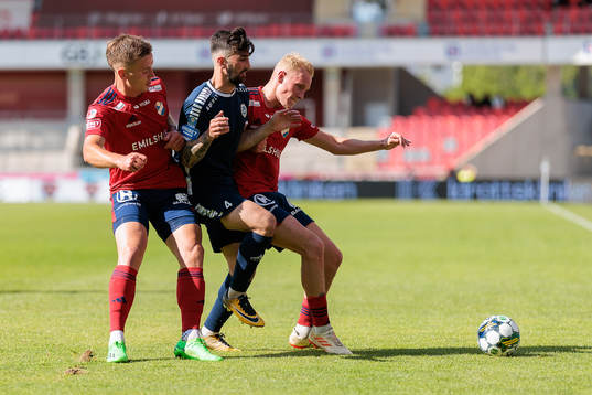 Utsiktens Allan Mohideen mellan Östers Runar Thor