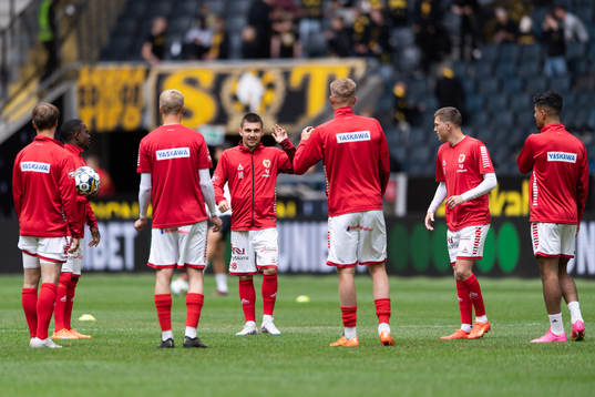 Kalmars spelare värmer upp