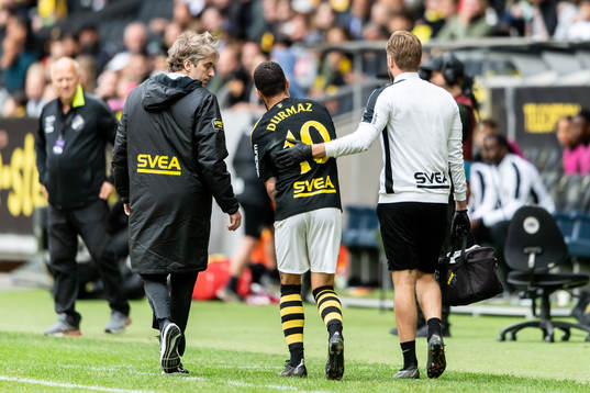 AIKs Jimmy Durmaz har ont och lämnar planen