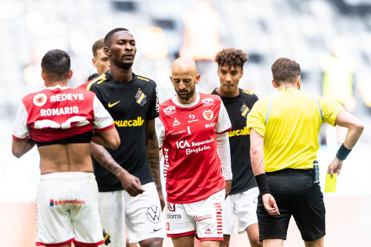 Kalmars Robert Gojani får ett gult kort