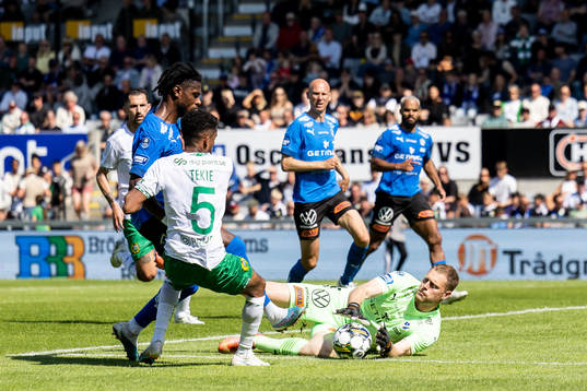 Hammarbys Tesfaldet Tekie med en målchans mot Halmstads