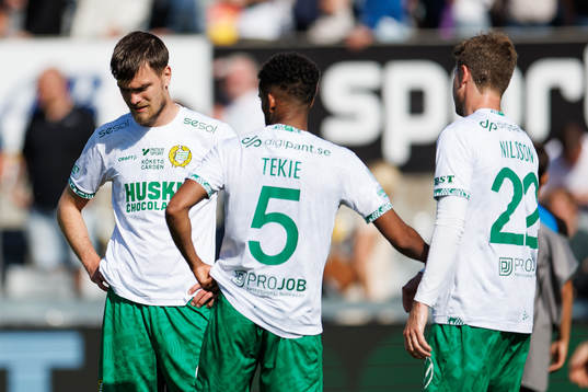 Hammarbys Pavle Vagic deppar med Tesfaldet Tekie och Joel