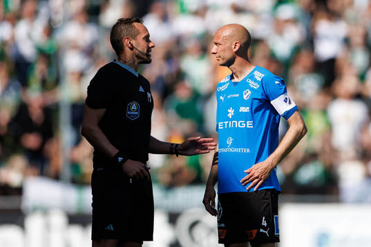 Domare Victor Wolf och Halmstads Andreas Johansson