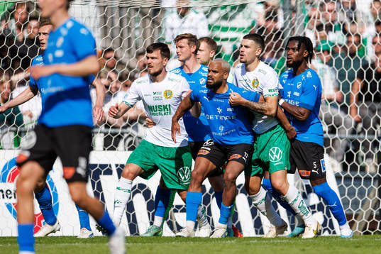 Halmstads Phil Ofosu-Ayeh och Hammarbys Edvin Kurtulus