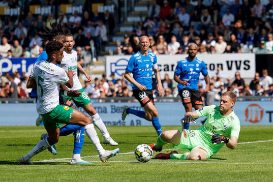 Hammarbys Tesfaldet Tekie och Halmstads målvakt Malkolm