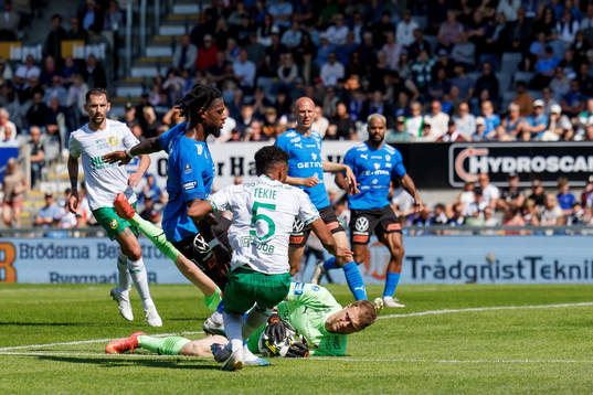 Hammarbys Tesfaldet Tekie och Halmstads målvakt Malkolm