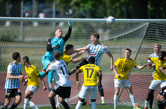 IFK Malmös målvakt Max Rundqvist räddar framför  IFK