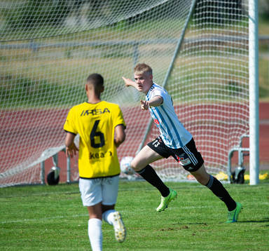 IFK Hässleholms Linus Roslund har kvitterat till 2-2 och