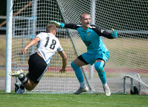 IFK Hässleholms André Gustafson och IFK Malmös målvakt