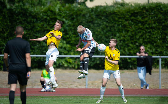 IFK Hässleholms Olle Kjellman Olblad nickduellerar med IFK