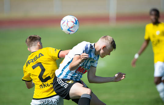 IFK Hässleholms Linus Roslund nickduellerar med IFK