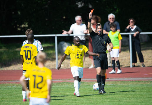 IFK Malmös David Abaya får rött kort och utvisning i