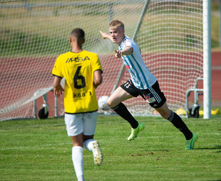 IFK Hässleholms Linus Roslund har kvitterat till 2-2 och