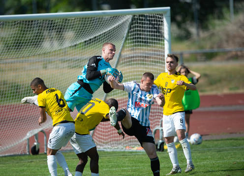 IFK Malmös målvakt Max Rundqvist greppar bollen i matchen