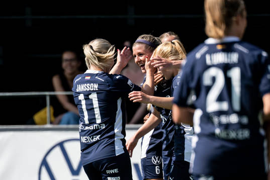 FC Rosengårds Olivia Schough jublar med Emma Jansson