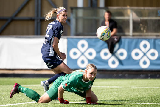 FC Rosengårds Olivia Schough och Växjö DFFs målvakt