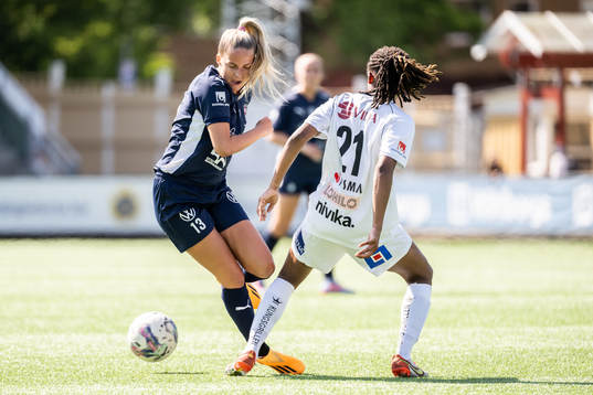 FC Rosengårds Olivia Holdt och Växjö DFFs Eva Dessislava