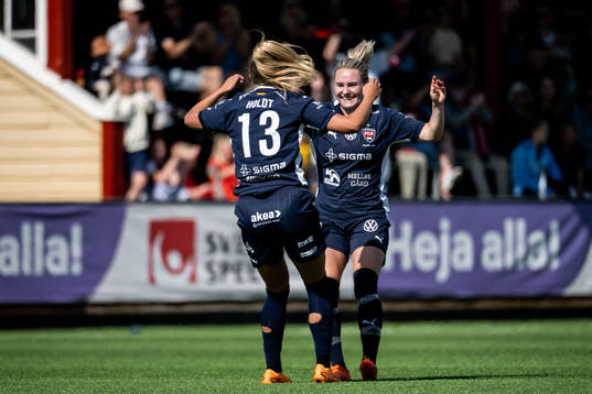 FC Rosengårds Olivia Holdt och Emma Jansson jublar