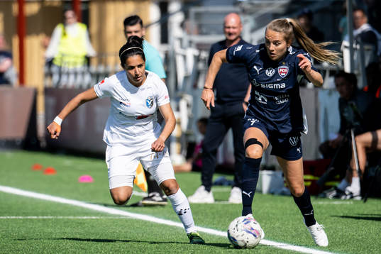 Växjö DFFs Rosa Herreros Ossorio och FC Rosengårds Fiona