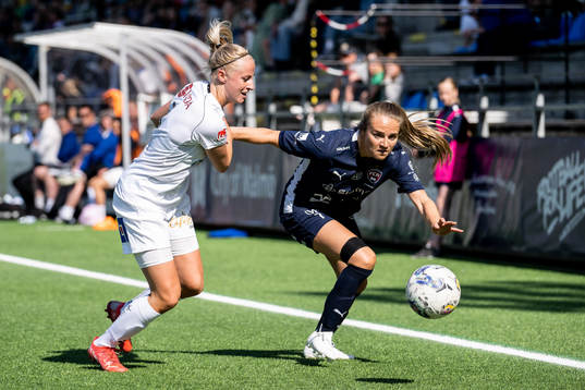 Växjö DFFs Hanna Stokki och FC Rosengårds Fiona Brown