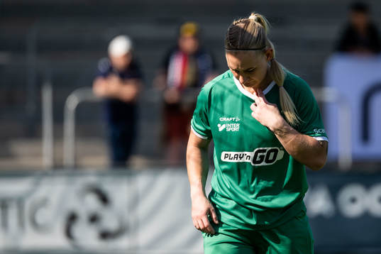 Växjö DFFs målvakt Louise Högrell Ledbetter deppar