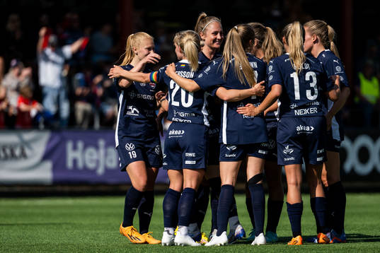 FC Rosengårds spelare jublar