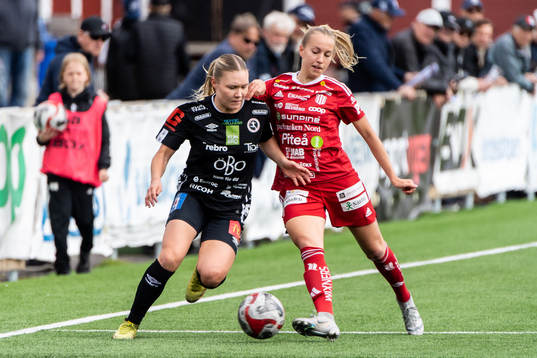 Örebros Emma Peuhkurinen och Piteås Sara Eriksson