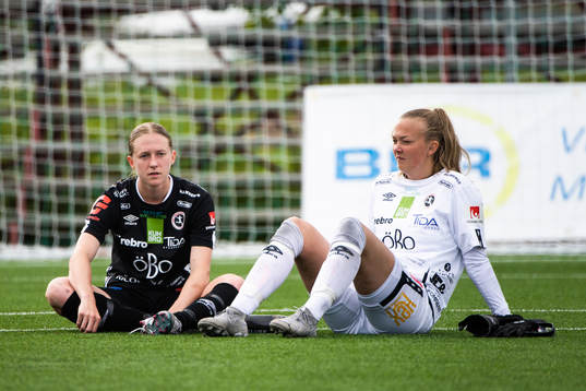 Örebros Audrey Harding och målvakt Clara Ekstrand deppar