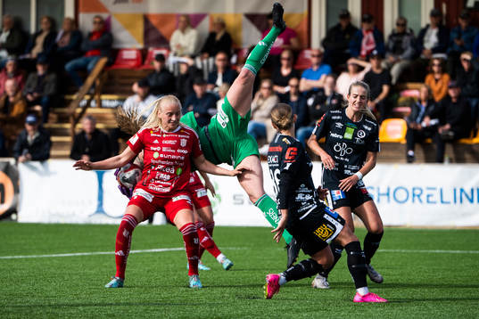 Piteås Wilma Carlsson och målvakt Samantha Leshnak Murphy