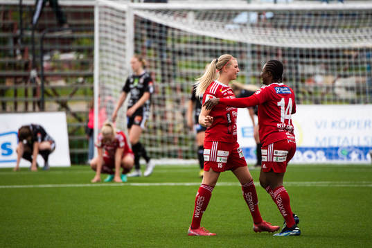 Piteås Ellen Löfqvist och Faith Ikidi Michael jublar