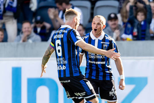 Sirius Aron Bjarnason jublar