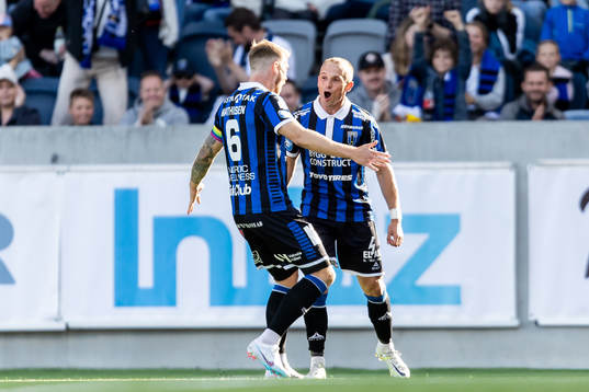 Sirius Aron Bjarnason jublar