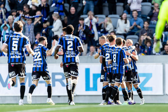 Sirius Aron Bjarnason jublar med lagkamrater