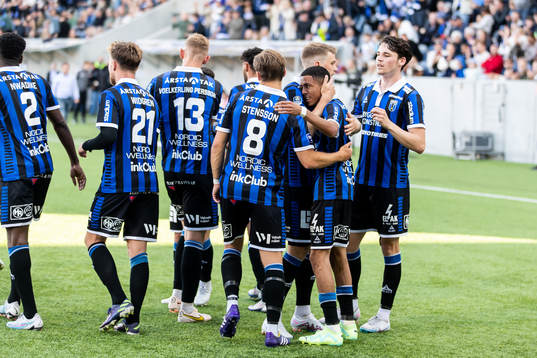 Sirius Tashreeq Matthews jublar med lagkamrater