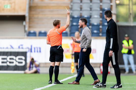 Värnamos tränare Kim Hellberg får gult kort