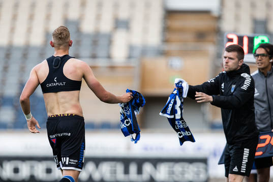 Sirius Jakob Voelkerling Persson byter tröja