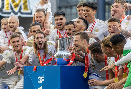 [DK=20230604: FC København spillere jubler med pokalen]