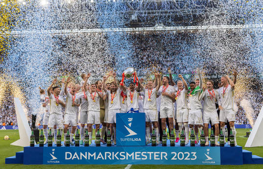 [DK=20230604: FC København spillere jubler med pokalen]